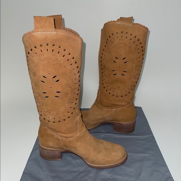 BOUTIQUE NEW Leather boots! - Picture 7 of 7